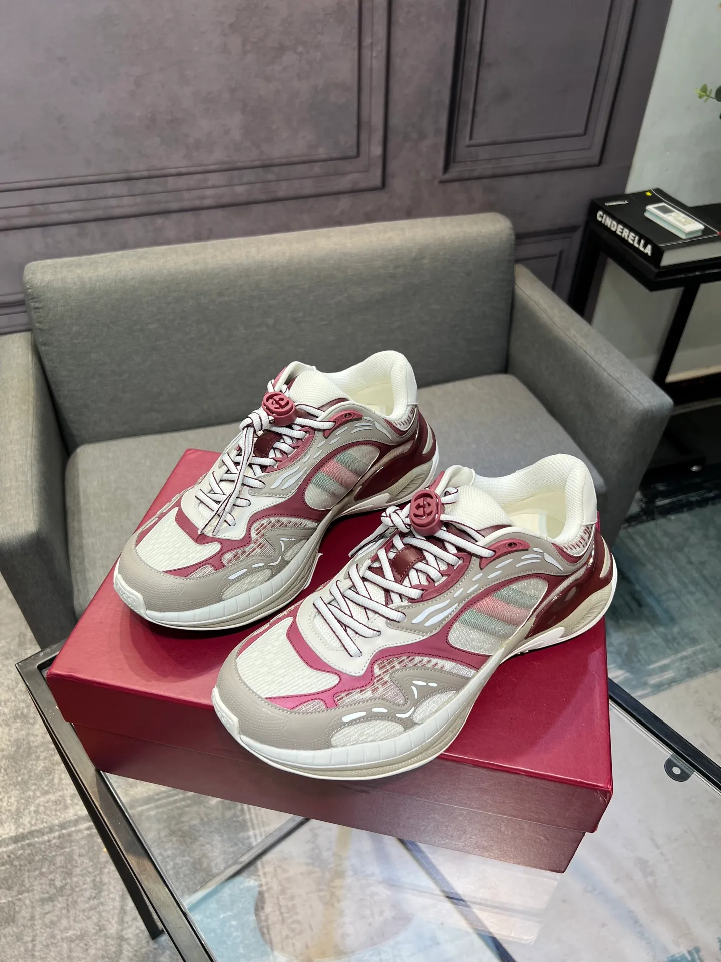 Men's Men's Shoes 💰900 Gucci Gucci 2.0 Sports Shoes Couple's Style Retro Casual Shoes Running Shoes Original Purchase, Development, Production Gucci 2.0 Sports Shoes reinterpret the brand's iconic striped webbing elements. This sneaker reinterprets the iconic details, using thick EVA soles with a smart silhouette, bringing a stable and comfortable wearing experience. Exquisite packaging at the delivery counter. Fabric: original imported cowhide + technical fabrics. Lining: original imported breathable mesh. Sole: original molded ultra-light foam rubber. Bottom thickness: 4CM. Size: 35-40 for women / 39-45 for men.